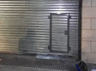 cortina metálica puerta de escape